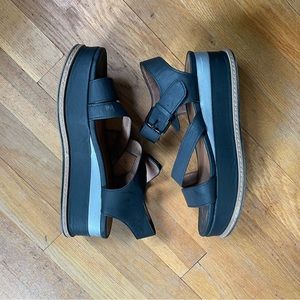 NATURALIZER black leather silver flatform sandals